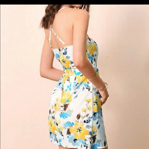 Floral wrap style dress - Picture 4 of 6